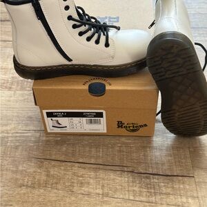 Dr. Martens White T Lamper Boots